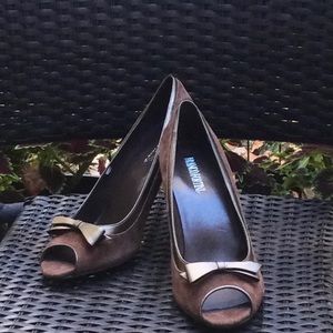 NEW gorgeous Franco Fortini genuine leather heels. Medium brown with gold bow